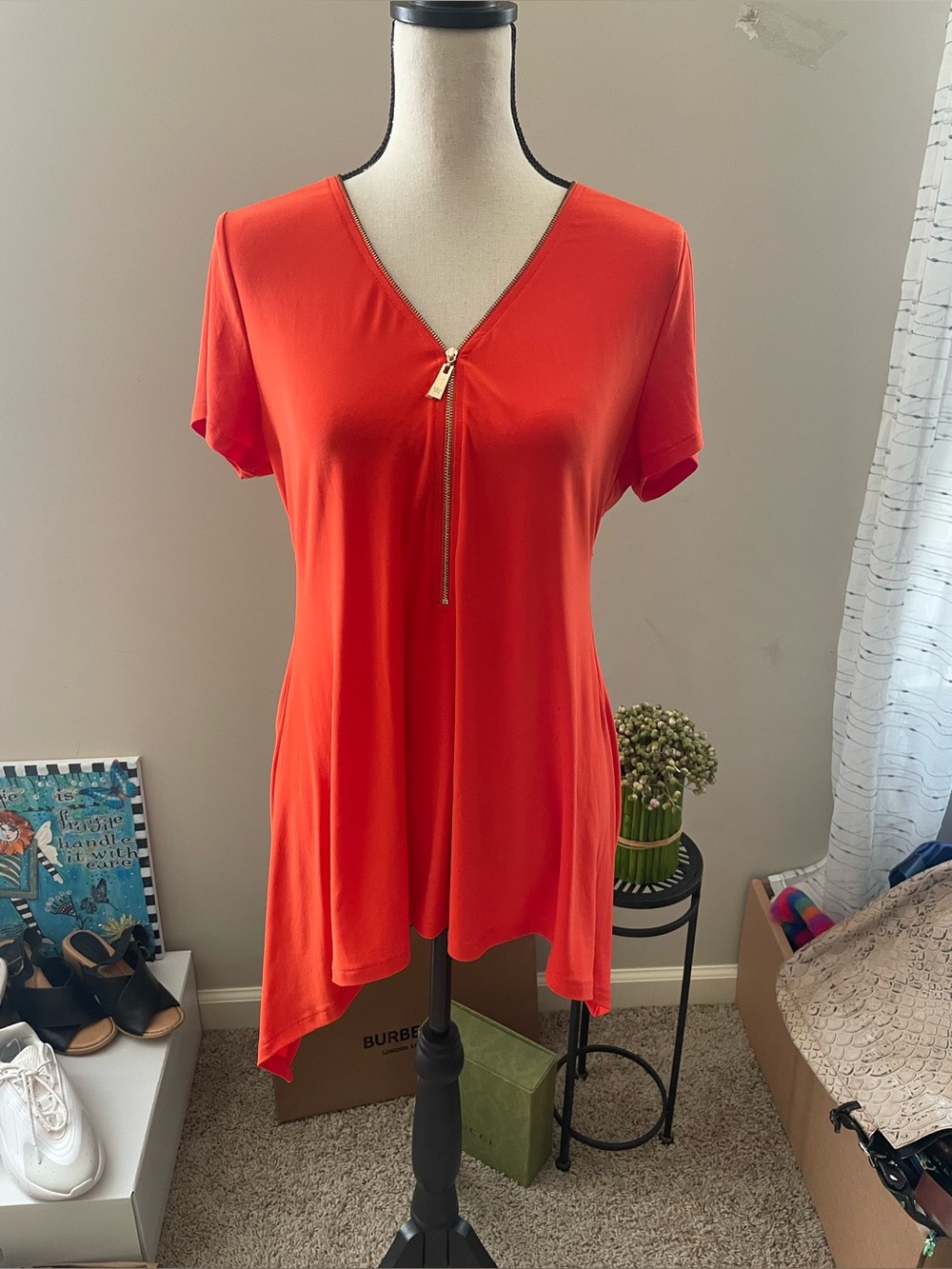 Chaus New York Woman’s Blouse in Sz M Fabric is poly/mix stretchy
